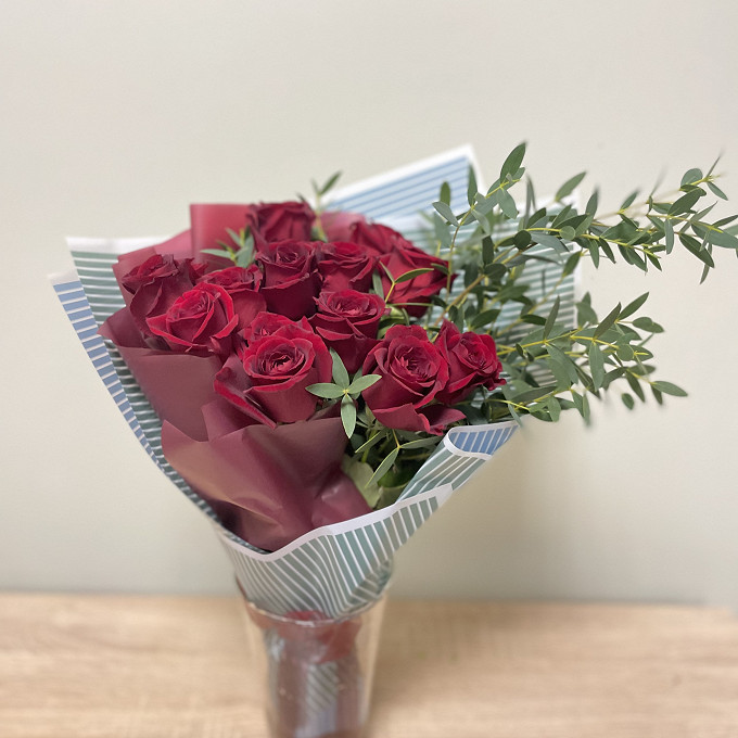 Красные розы  с эвкалиптом