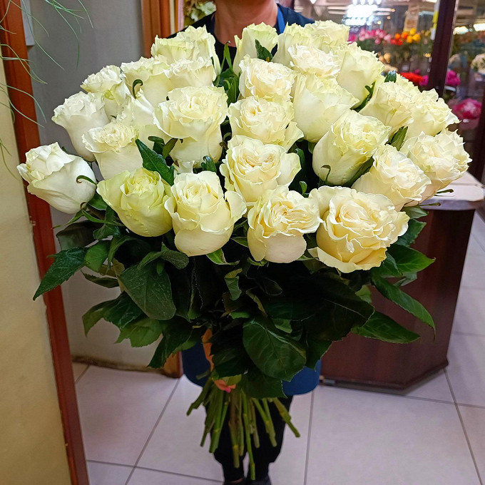 35 белых роз мондиаль