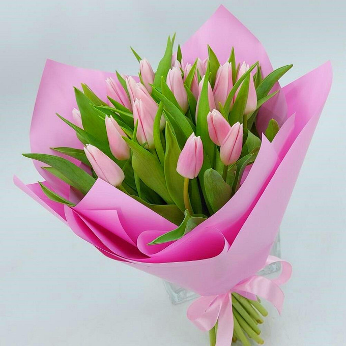 25 нежных тюльпанов с оформлением