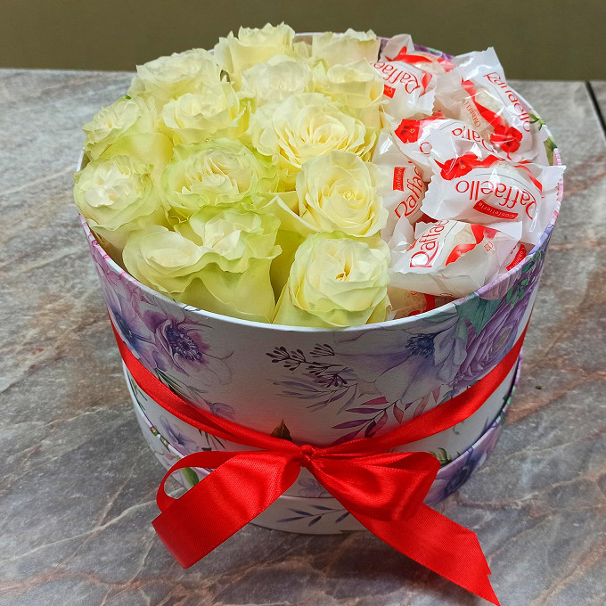 Коробка с белыми розами и рафаэлло