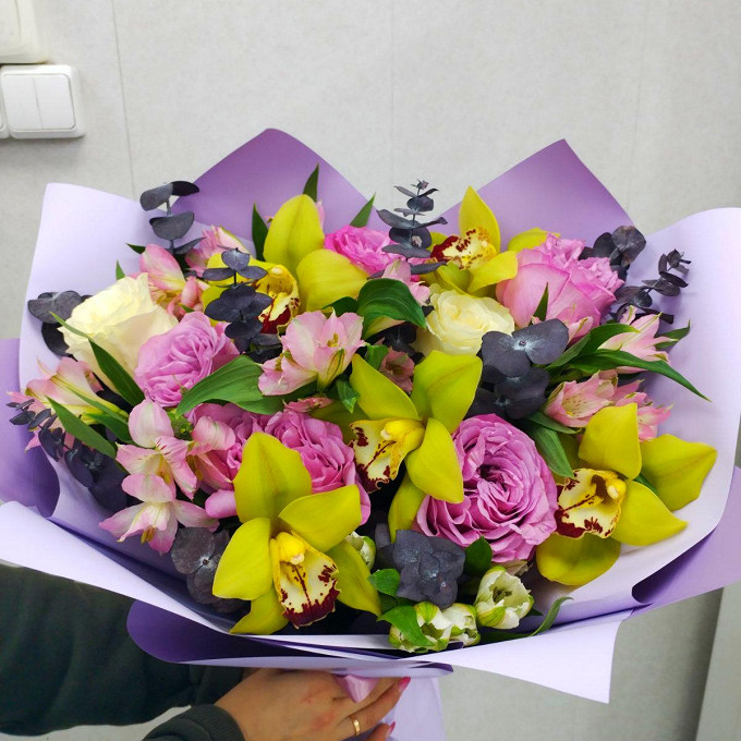 Яркий букет из роз и салатовых орхидей отличный подарок для именинницы!