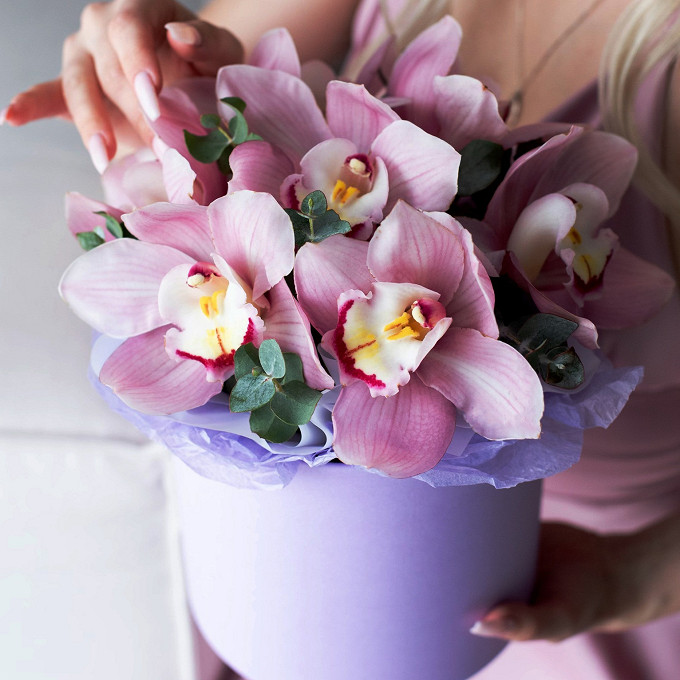 Композиция с орхидеями и эвкалиптом