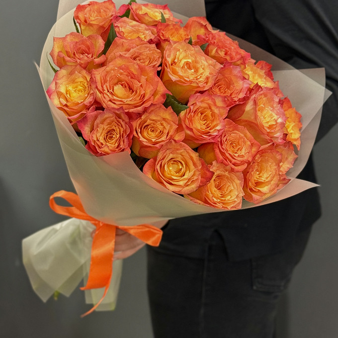 Букет из 25 красно-оранжевых роз