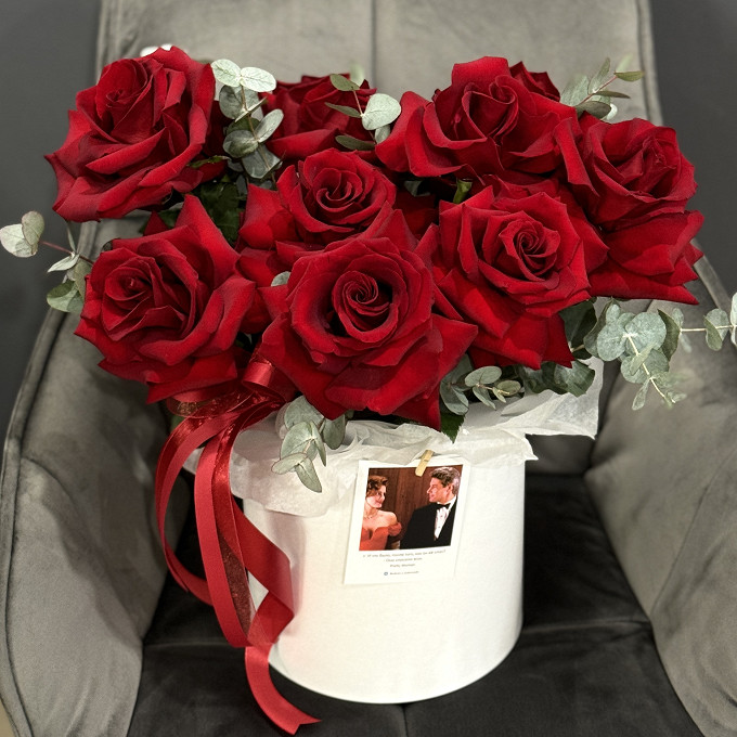 Композиция из кружевных красных  французских роз "Красотка"
