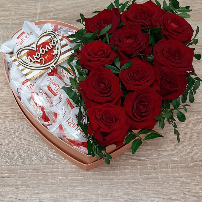 Сердце из роз и конфет "Любимой"