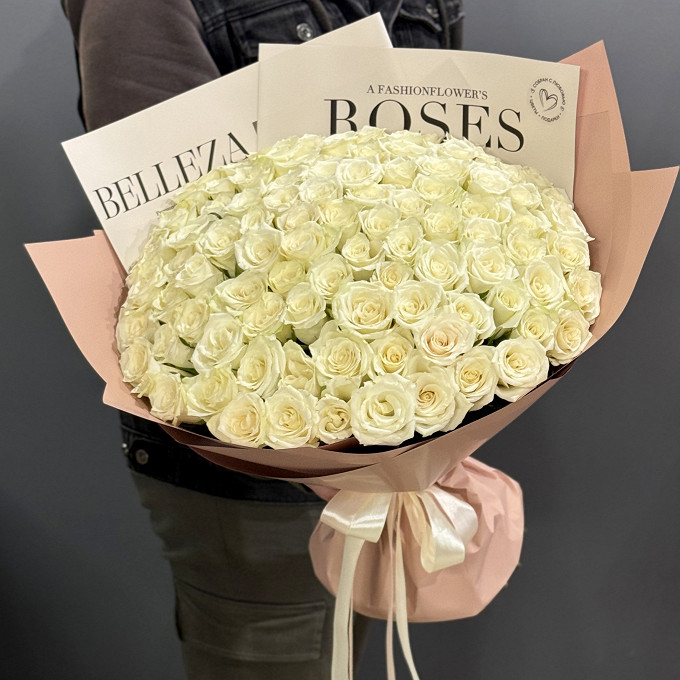 Букет из 101 белой розы в стильной упаковке