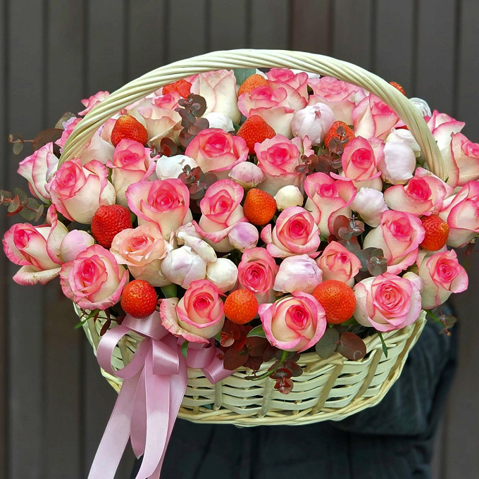 Корзина из клубники и роз
