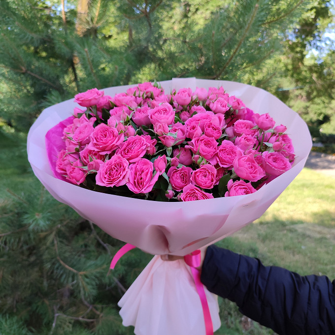 Купить с доставкой. Букет из кустовых розочек