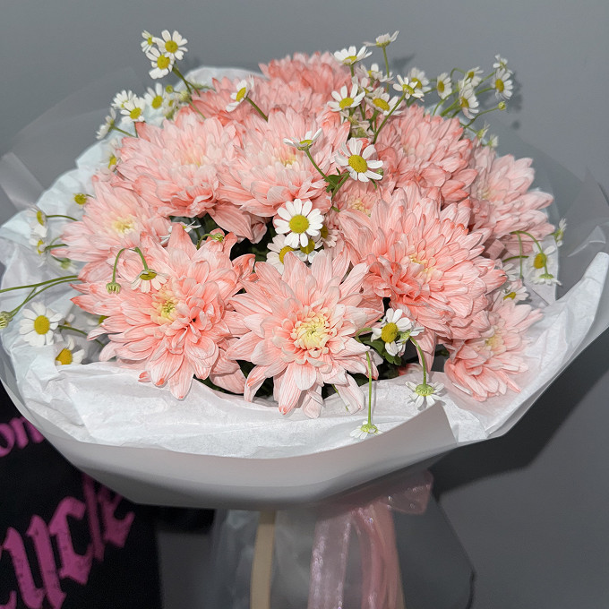 Букет из хризантем с ромашками