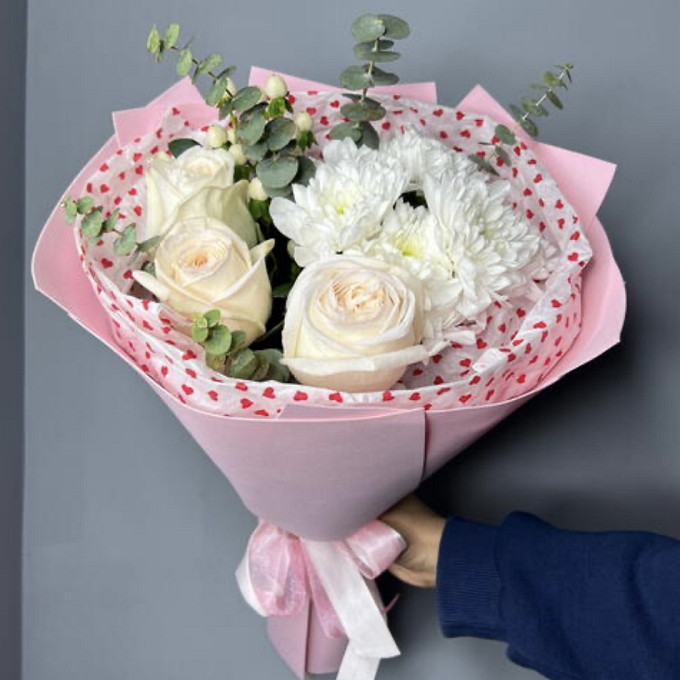 Букет с розами и хризантемой