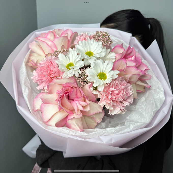 Букет и французскими розами и хризантемой