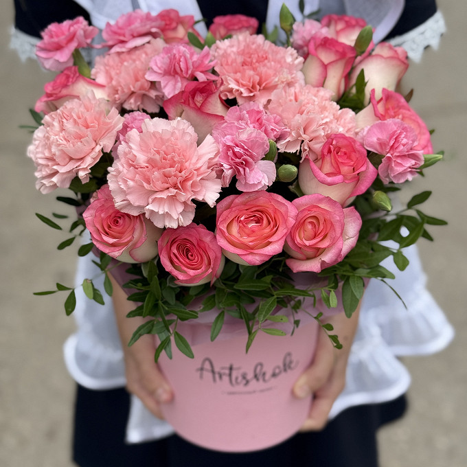 Шляпная коробка из 11 роз кустовых диантусов и сортовых диантусов