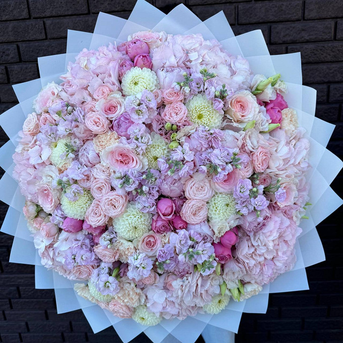 Нежный букет-гортензия,розы,эустома,матиола