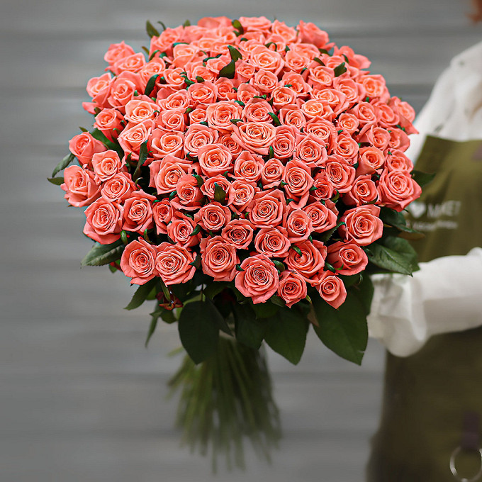 Букет из 101 коралловой розы (Россия) с лентой 60 см