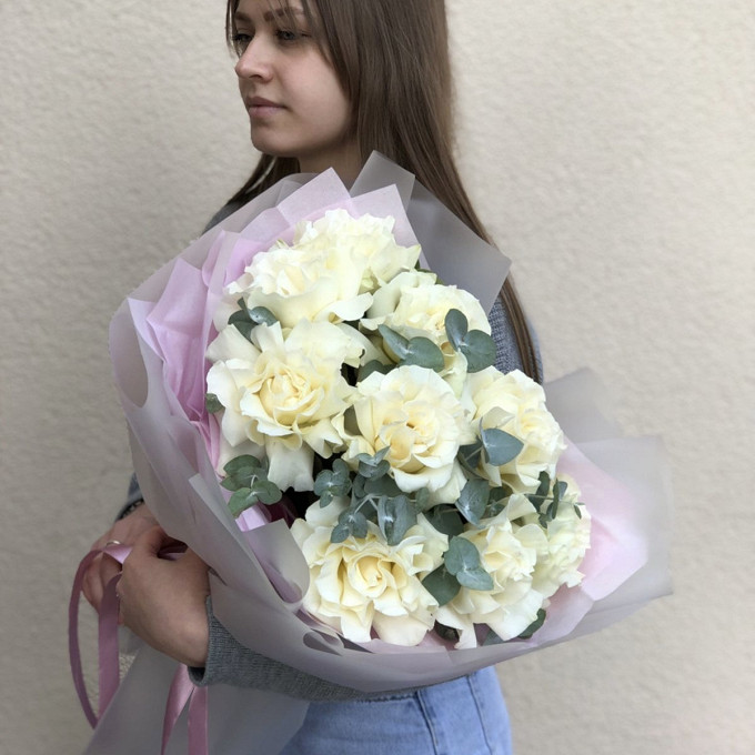 Белые французские розы с эвкалиптом