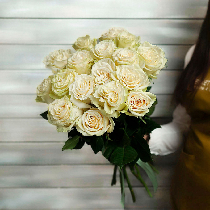 17 белых роз Эквадор 50 см