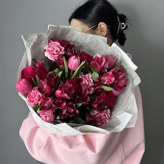 Букет с тюльпанами и альстромерией