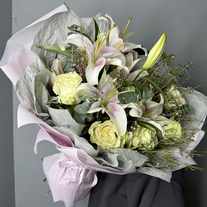 Букет с лилиями и белыми розами