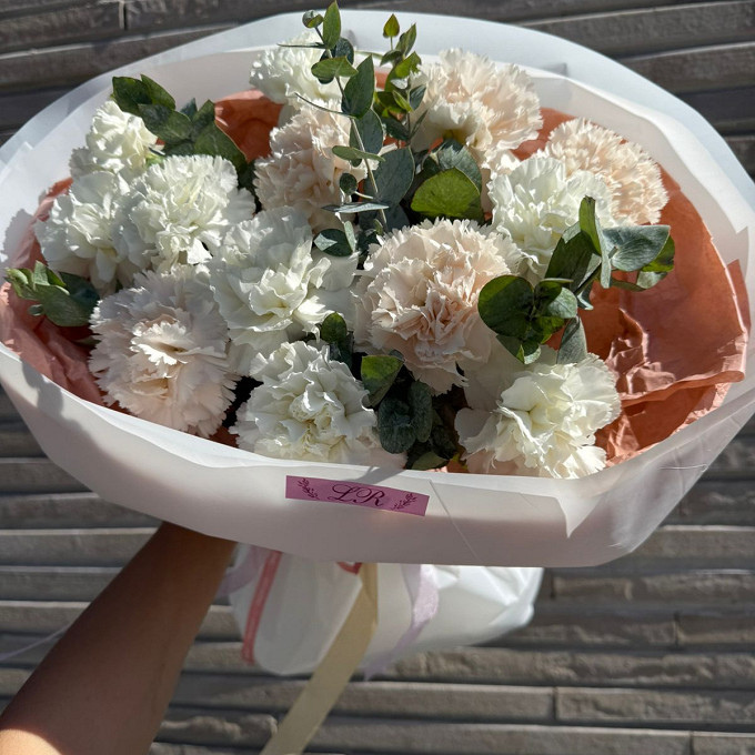 Купить с доставкой. Микс из белых и кремовых диантусов