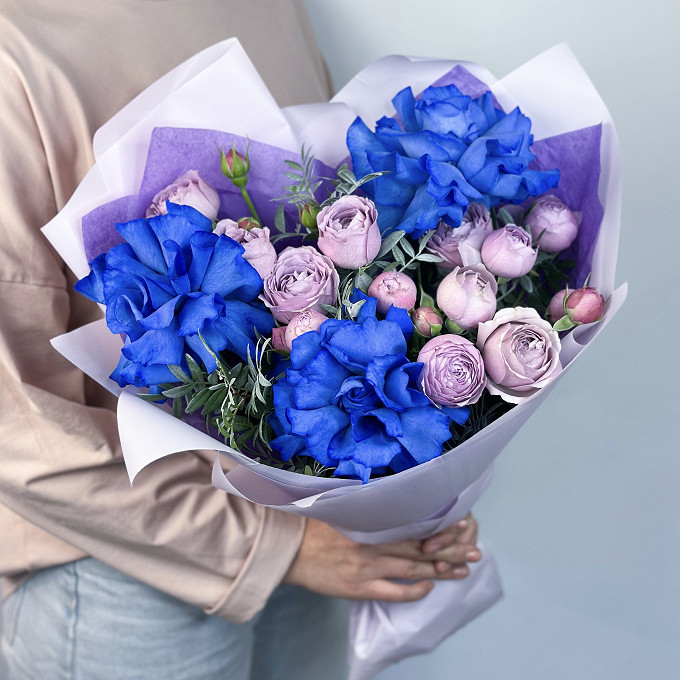 Яркий букет из синих французских роз и сиреневых пион роз в матовой упаковке