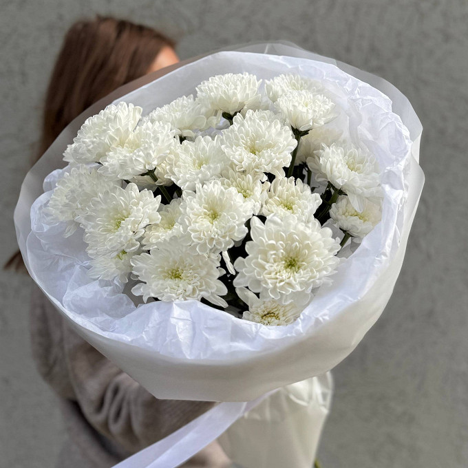 Купить с доставкой. Букет из 5 белых хризантем