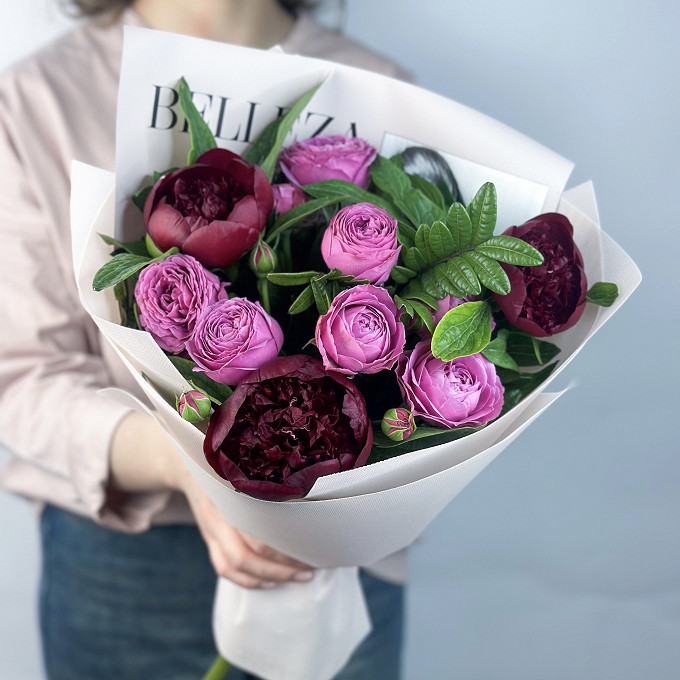 Яркий букет из бордовых пионов и малиновых пионовидных роз в стильной упаковке