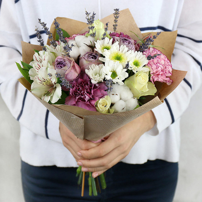 Букет из роз и гвоздик с хлопком в крафте