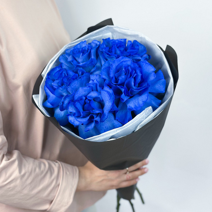 Купить с доставкой. Яркий букет из 5 синих французских роз в черной матовой упаковке