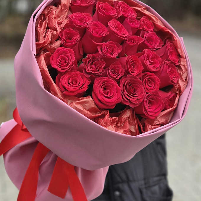 Купить с доставкой. 25 шикарных роз