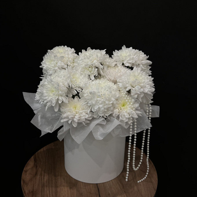 Купить с доставкой. Коробка с хризантемами