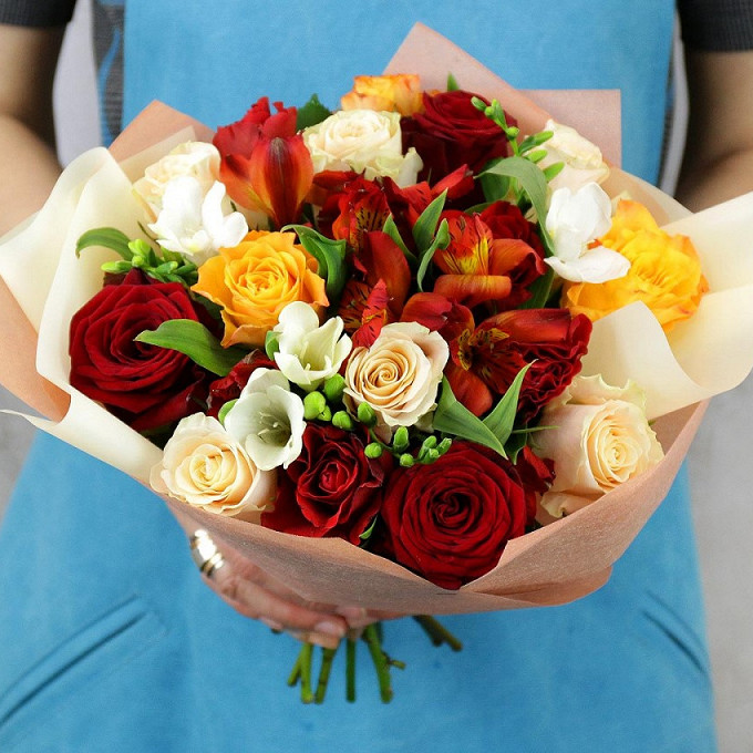 Букет из роз и фрезий