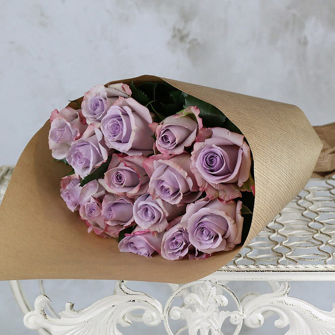 Букет из 13 сиреневых роз в крафте Кения 40 см.