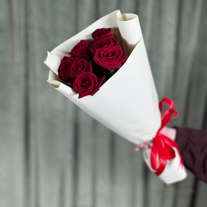 Семь красных роз в упаковке