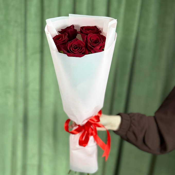 Пять красных роз в упаковке