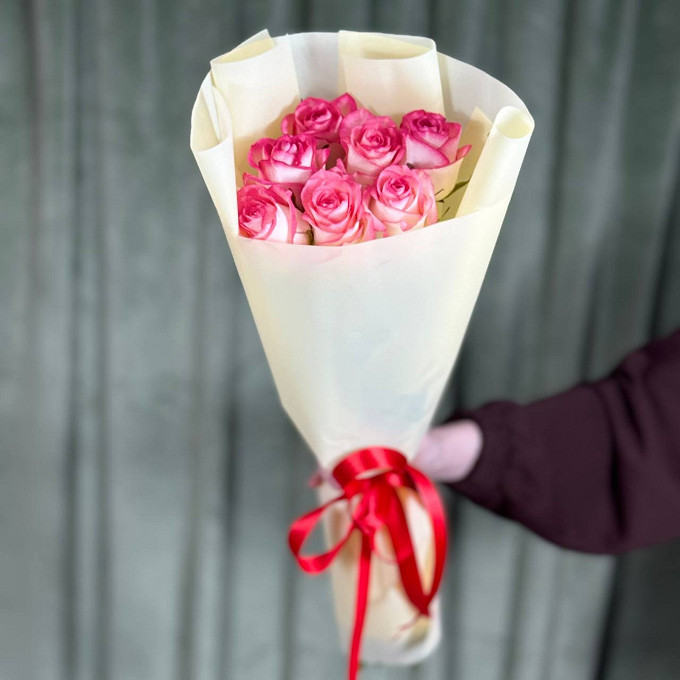 Букет из семи розовых роз в упаковке