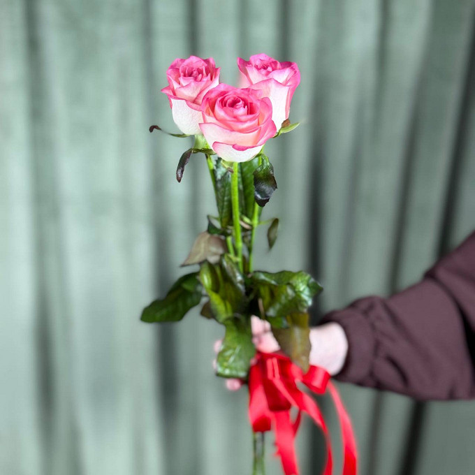 Букет из трех розовых роз