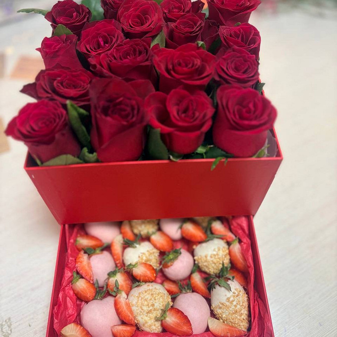 Клубника в шоколаде и розы