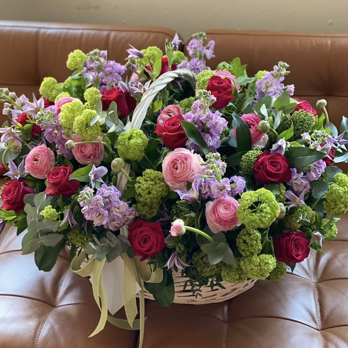 Корзина ранункулюсов и роз