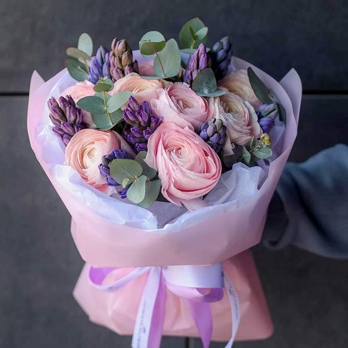 Букет ранункулюсов и гиацинтов