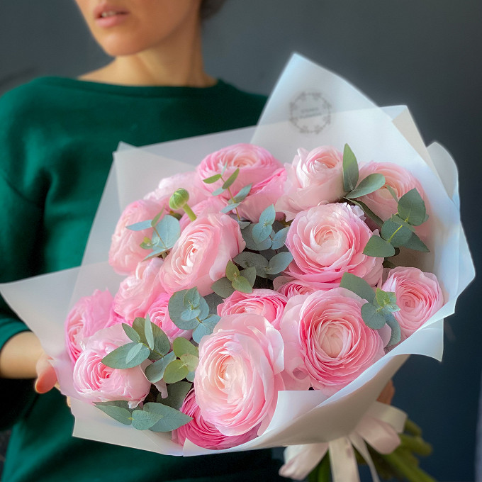 Ранункулюсы с эвкалиптом