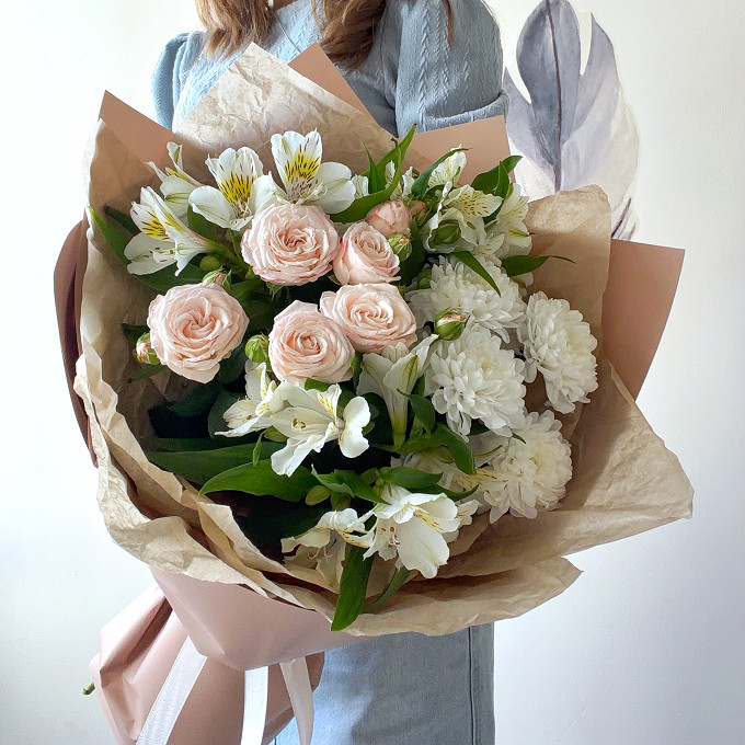 Букет из альстромерий, хризантем и кустовой розы "Мгновения счастья"